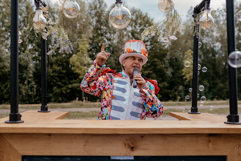 Presentator-gastheer