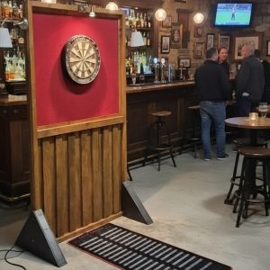 Dartbaan met metalen darts